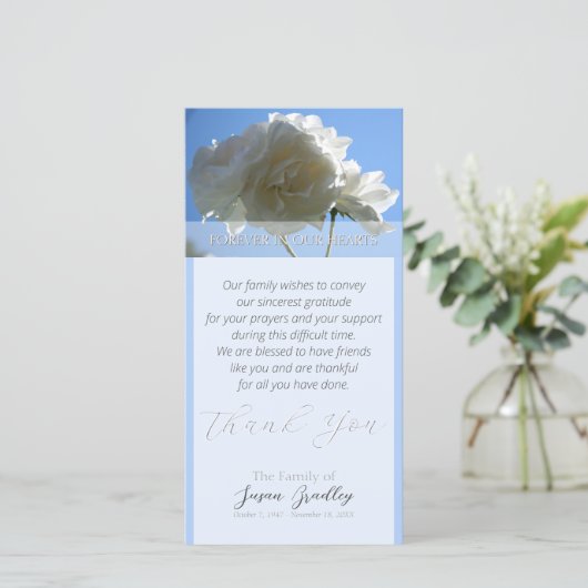 Blue Sky White Roses Beileid Danke Karte (Stehend Vorderseite)