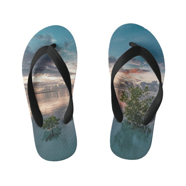 blue sky with red and dark clouds reflected on sea kinderbadesandalen (Fußbett)