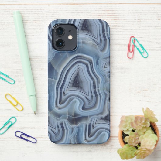 Blue Smoky Agate Geode iPhone Hülle (Auf dem Schreibtisch)