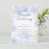 Blue Snowflake ist auf dem Weg zur Winter Baby Dus Einladung (Stehend Vorderseite)