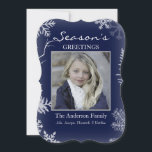 Blue Snowflake Rustic Woliday Feiertagskarte<br><div class="desc">Diese Karte ist mit allen Winterelementen konzipiert, die Sie brauchen, um Ihr bestes Foto zu präsentieren! Es gibt einen blauen Hintergrund, weiße Schneeflocken und ein rustikales Holz zurück. Passen Sie sich mit Ihren eigenen Foto- und Familiennamen an. Sie können sogar die Begrüßung oben anpassen, um alles zu sagen, was Sie...</div>