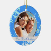 Blue Snowflake Unser erstes Weihnachts-Foto-Orname Keramikornament (Rechts)