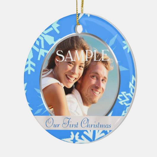 Blue Snowflake Unser erstes Weihnachts-Foto-Orname Keramikornament (Links)