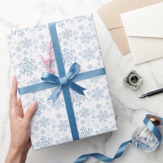 Blue Snowflake Wrapping Paper Geschenkpapier (Schenken)