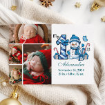 Blue Snowman 4 Foto Weihnachten<br><div class="desc">Feiern Sie die erste Urlaubssaison Ihres Kleinen mit diesem fröhlichen Winterdesign mit einer blauen karierten Zahl,  einem bezaubernden Schneemann und verstreuten Bonbons und Geschenken. Passen Sie es mit dem Foto und den Geburtsdetails Ihres Babys an,  um einen Sake zu schaffen,  der Ihren Erinnerungen Charme und Magie verleiht.</div>