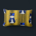 Blue Snowman on Gold Christmas Lendenkissen<br><div class="desc">Ein niedliches und buntes Weihnachtsmuster mit Schneemännern in blauen Samthut und Westen,  auf festlichem goldenen Hintergrund mit goldenen Sternen,  um eine stilvolle und skurrile Touch zu Ihren Weihnachtsdekorationen in diesem Jahr hinzuzufügen.</div>