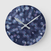 Blue Sparkle Bokeh Lights Runde Wanduhr (Vorderseite)