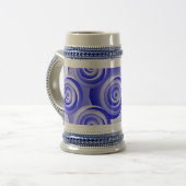 Blue Spiral Illusion von Kenneth Yoncich Bierglas (Vorderseite Links)