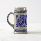 Blue Spiral Illusion von Kenneth Yoncich Bierglas (Links)