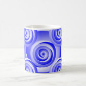 Blue Spiral Illusion von Kenneth Yoncich Kaffeetasse (Mittel)