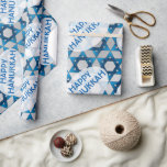 Blue Star von David Pattern / Happy Hanukkah Geschenkpapier<br><div class="desc">Ein jüdischer Stern von David Muster in Blautönen mit einem blassgrauen Hintergrund mit Text, der lautet: "Happy Hanukkah" schmückt dieses Verpackungspapier. Dies ist Teil eines Set von Geschenkverpackungen, die auch Gewebe Papier, 2 verschiedene Größen von Band, kleine, mittlere und große Geschenktaschen, einen Wein Geschenktasche und Wein Geschenkbox, Geschenketiketten und Geschenketiketten....</div>