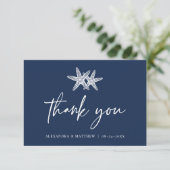 Blue Starfish Moderner Script Beach Hochzeit Dankeskarte (Stehend Vorderseite)