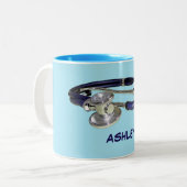 Blue Stethoscope mit Individuelle Name Zwei-Tone-T Zweifarbige Tasse (Vorderseite Links)