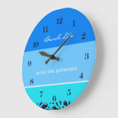 Blue Strip Ocean Waves Familienname Beach House Große Wanduhr (Winkel)