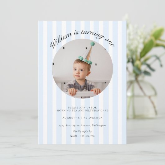 Blue Stripe Foto Geburtstag Einladung (Stehend Vorderseite)