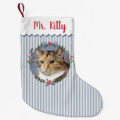 Blue Stripes Evergreen Kranz Foto Kleiner Weihnachtsstrumpf (Vorderseite)