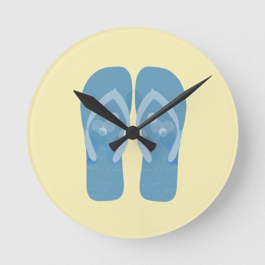 Blue Summer Beach Thema Flip Flops im Sand Runde Wanduhr (Vorderseite)