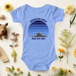 Blue Sunset Mountain Custom Family Wiedersehen Tri<br><div class="desc">Dieser coole,  Vintage Sonnenuntergang über Felsgebirgen in der Natur macht das Bild eines Babybodysuit für einen Familienurlaub,  eine Wiedersehen,  eine Fahrt oder einen Sommerurlaub. Erinnern Sie sich an Ihre Bergtour mit diesem Säugling Outfit. Fügen Sie einfach Ihren eigenen Nachnamen und das Jahr mit unserem Personalisierungstool hinzu.</div>