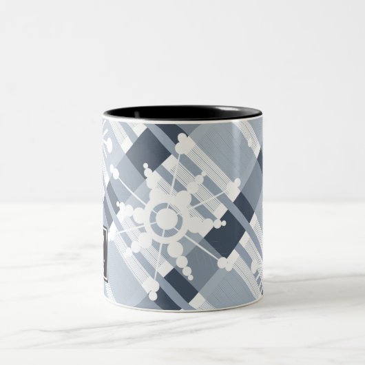 Blue Sweater Kariert Initial Snowflake Weihnachten Zweifarbige Tasse (Mittel)