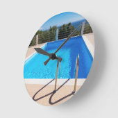 Blue Swimming pool with steps at sea Runde Wanduhr (Winkel)