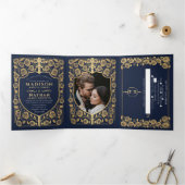 Blue Sword Shield Mittelalterliches Hochzeitsfest- Dreifach Gefaltete Einladung (Innenseite)