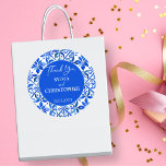 Blue Talavera Gastgeschenk Hochzeit Runder Aufkleber<br><div class="desc">Blue Azulejo Talavera Spanisch Mexikanische Fliesen elegante Hochzeit danke Ihnen für Aufkleber Vorlage ,  lebendige fette Farben moderne lässige Typografie Gastgeschenk Hochzeit Aufkleber Braut und Bräutigam Namen Aufkleber</div>