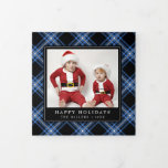 Blue Tartan Kariert Holiday Trifold Fotokarte Dreifach Gefaltete Urlaubskarte<br><div class="desc">Personalisieren Sie diese klassische karierte Dreisenkarte in Schwarz und Blau mit Ihrem eigenen Gruß und wunderschönen Fotos,  um Freunden und Familie in dieser Feriensaison Freude zu bereiten.</div>