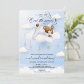 Blue Teddy Bear auf Moon Baby Dusche Einladung (Stehend Vorderseite)