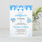 Blue Teddy Bear First Birthday Photo Invitation Einladung (Stehend Vorderseite)