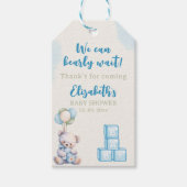 Blue Teddy Bear "We Can Bearly Wait" Baby Shower Geschenkanhänger (Vorderseite)