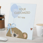 Blue Teddy kann Babydusche nach Maß abwarten Sockelschild (In Situ)