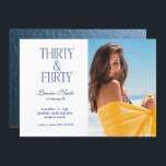Blue Thirty & Kokett Typografy Foto 30 Geburtstag Einladung<br><div class="desc">Mit diesem niedlichen "30 & Kokett" blauen,  trendigen ligature typografie-Foto laden Sie zum Geburtstag ein. Die Rückseite der Karte zeichnet sich durch eine blaue Textur aus,  um den Look zu vervollständigen. Copyright Elegant Invites,  alle Rechte vorbehalten.</div>