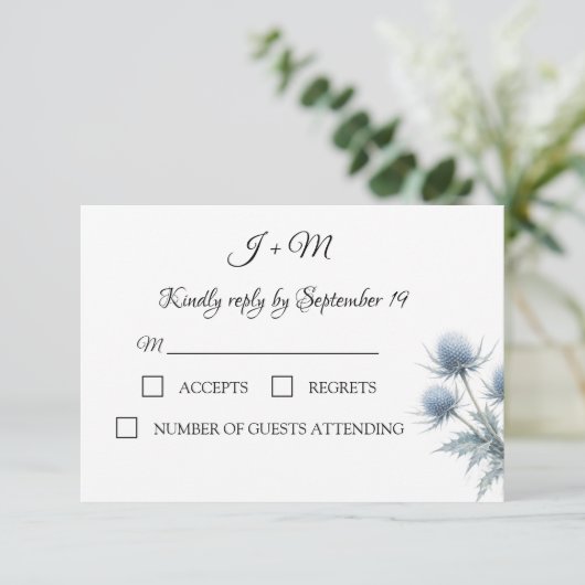 Blue Thistle Scottish Simple Wedding RSVP Karte (Stehend Vorderseite)