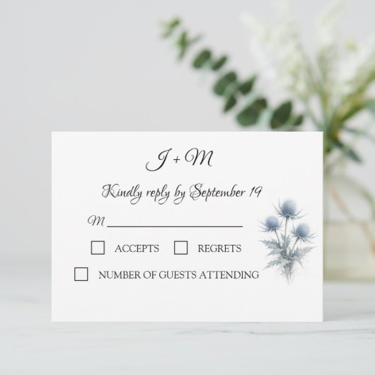 Blue Thistle Scottish Simple Wedding RSVP Karte (Stehend Vorderseite)