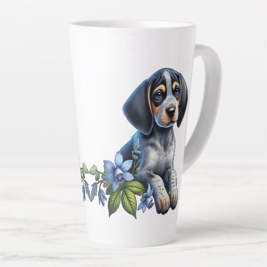 Blue Tick Hound Puppy mit zarten blauen Blüten Milchtasse (Rechte Ecke)