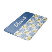 Blue Tile French Country Lemon Custom Name Badematte (Schrägansicht)