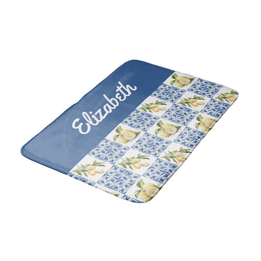 Blue Tile French Country Lemon Custom Name Badematte (Schrägansicht)