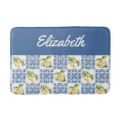 Blue Tile French Country Lemon Custom Name Badematte (Vorderseite)