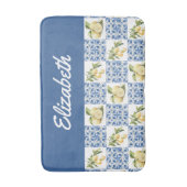 Blue Tile French Country Lemon Custom Name Badematte (Vorderseite Vertikal)