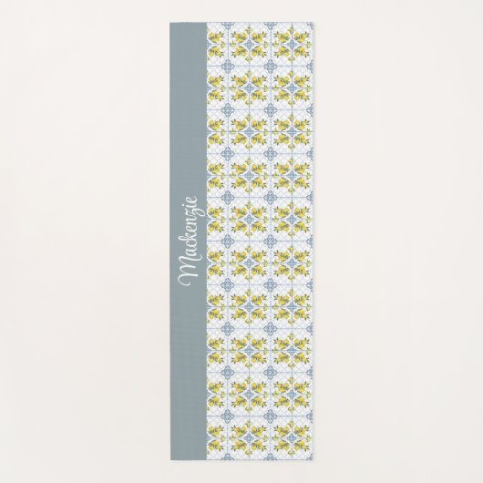 Blue Tile French Country Lemon Name Monogram Yogamatte (Vorderseite)