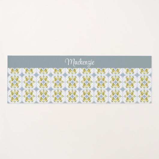 Blue Tile French Country Lemon Name Monogram Yogamatte (Vorderseite (Horizontal))