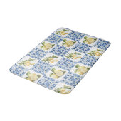 Blue Tile French Country Lemon Pattern Badematte (Schrägansicht)