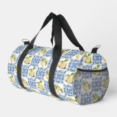Blue Tile French Country Lemon Pattern Duffle Bag (Rechte Ecke)