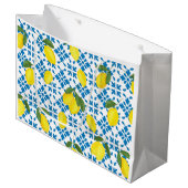 Blue Tile French Country Lemon Pattern  Große Geschenktüte (Vorderseite Schrägansicht)