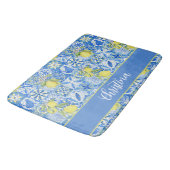 Blue Tile French Country Lemon Pattern Monogram Badematte (Schrägansicht)