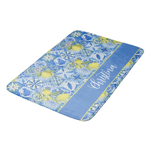 Blue Tile French Country Lemon Pattern Monogram Badematte (Schrägansicht)