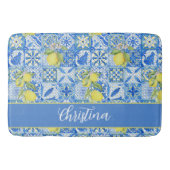 Blue Tile French Country Lemon Pattern Monogram Badematte (Vorderseite)