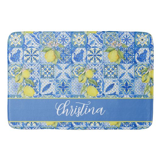 Blue Tile French Country Lemon Pattern Monogram Badematte (Vorderseite)