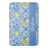 Blue Tile French Country Lemon Pattern Monogram Badematte (Vorderseite Vertikal)