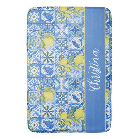 Blue Tile French Country Lemon Pattern Monogram Badematte (Vorderseite Vertikal)
